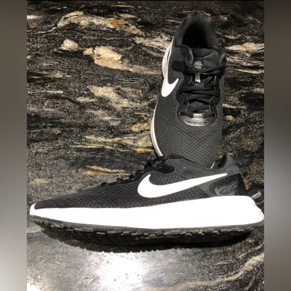 Nike Women's Revolution 6 Next Nature sneakers in black and white -  Sz 8